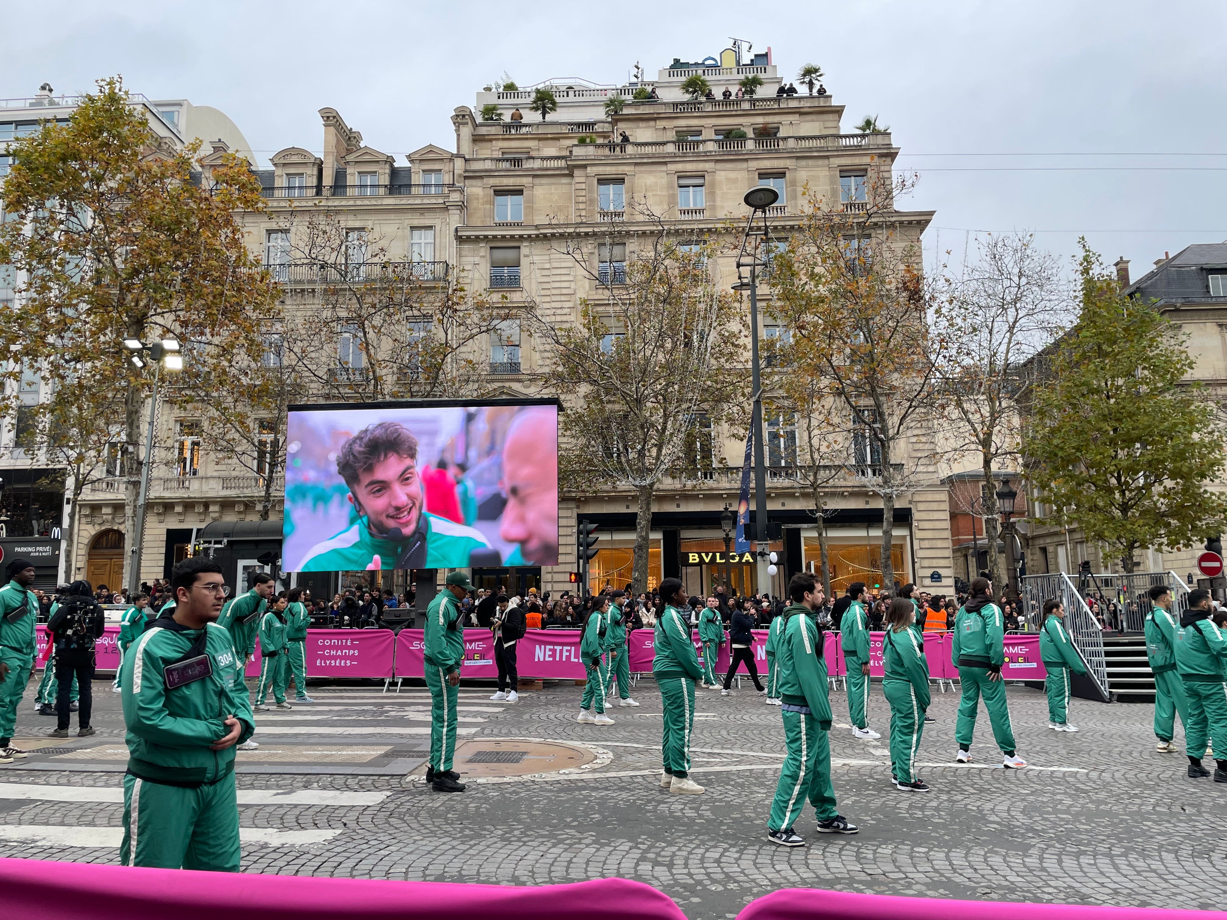 Squid Game s'invite sur les Champs-Elysées