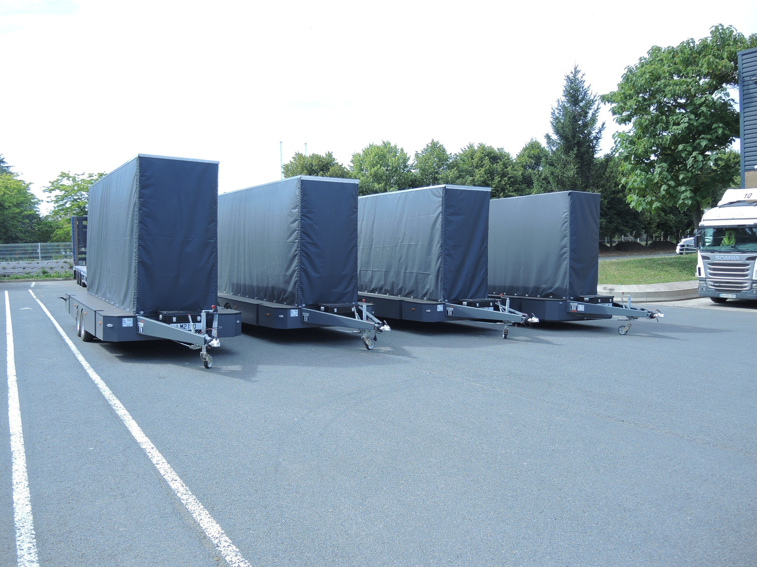 Nouveauté chez Alive opérée par Supervision: 4 écrans géants mobiles de 21m² !