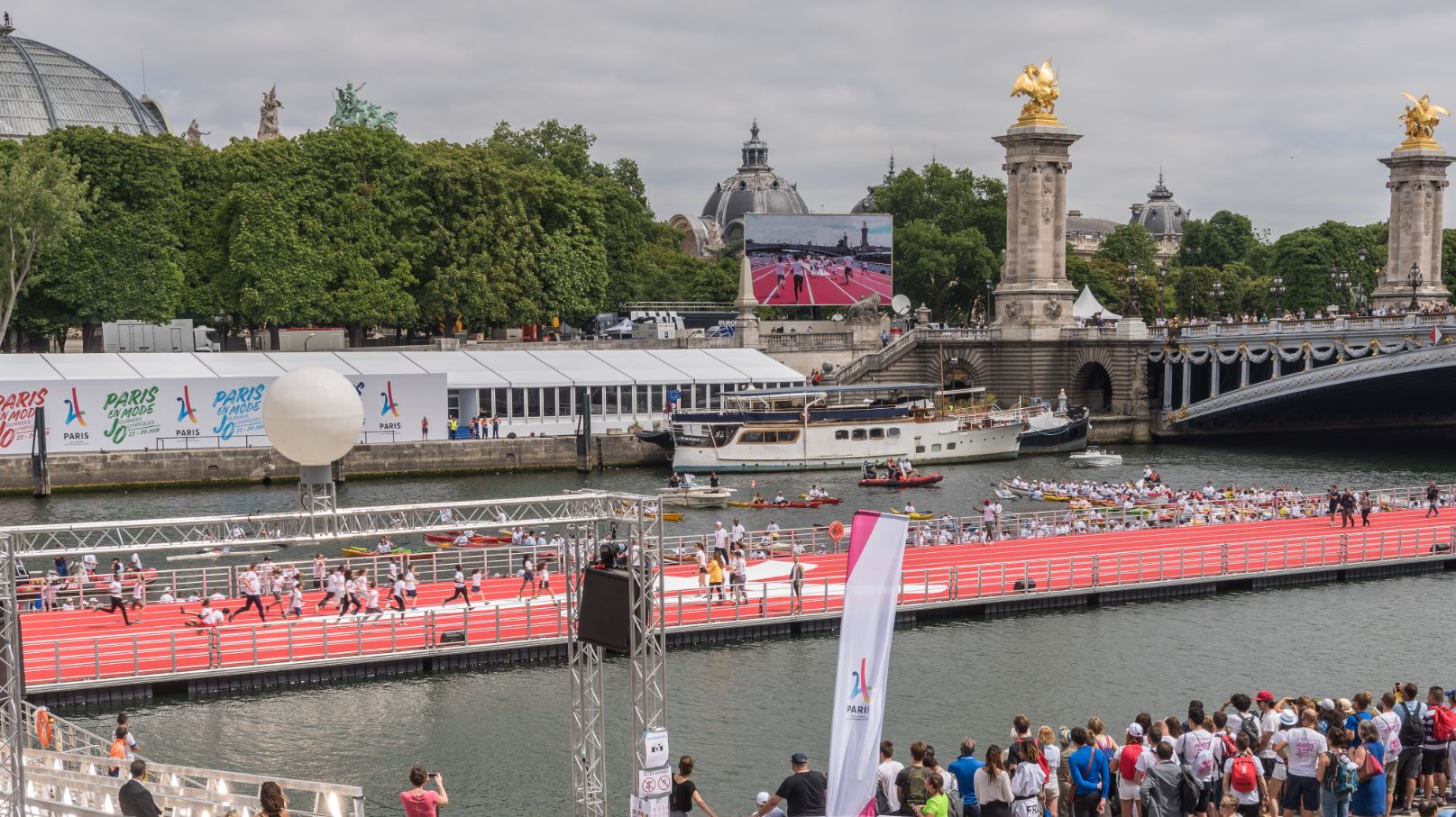 Écran LED sur remorque et mât rotatif de 84m² - LM84