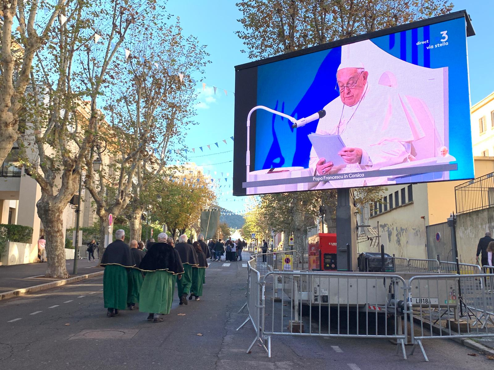 Écran LED sur remorque et mât rotatif de 21m² - LM21 – 4 unités