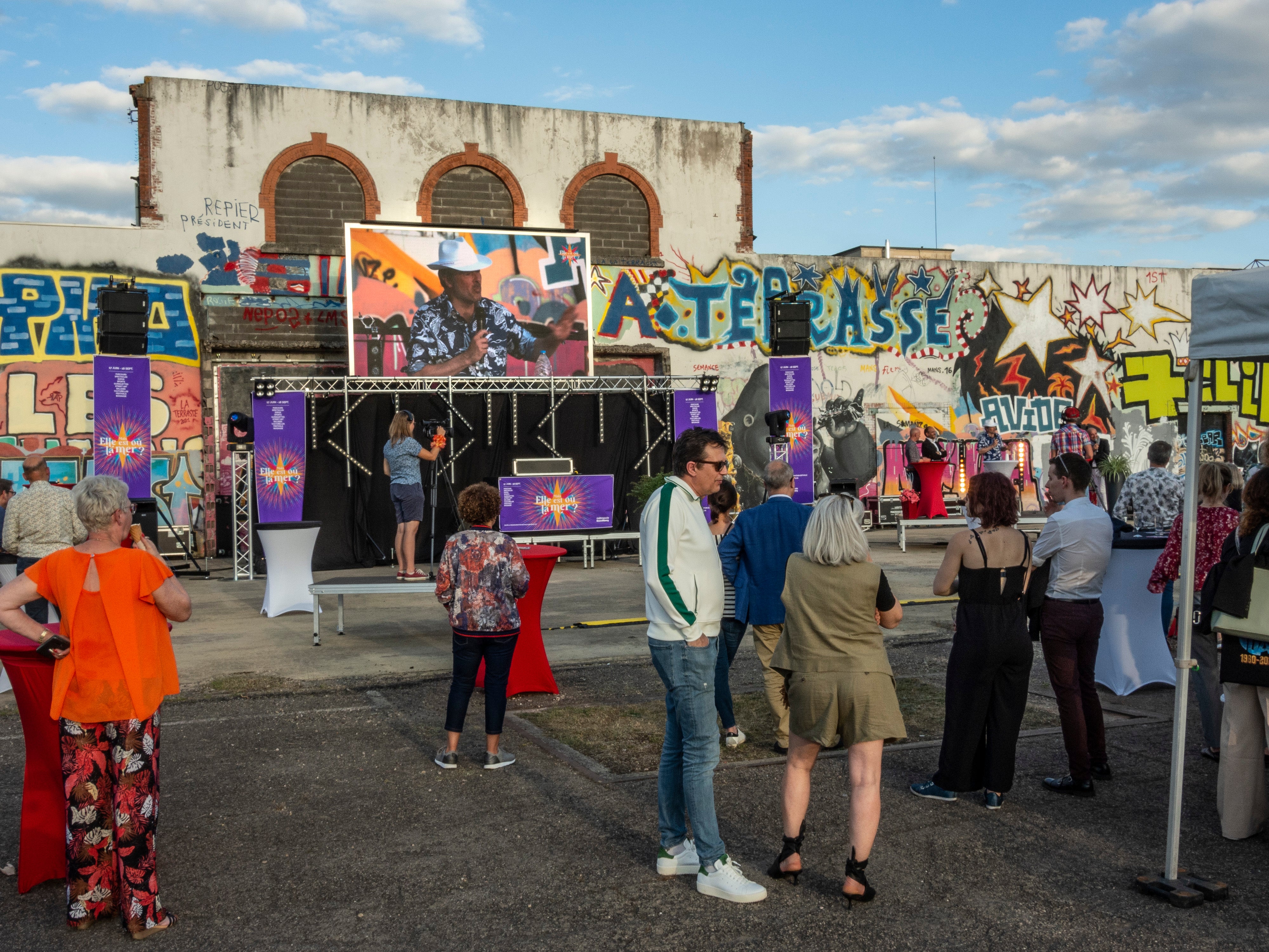 Écran LED sur camion et mât rotatif de 15m2 - LMC15 - 2 unités