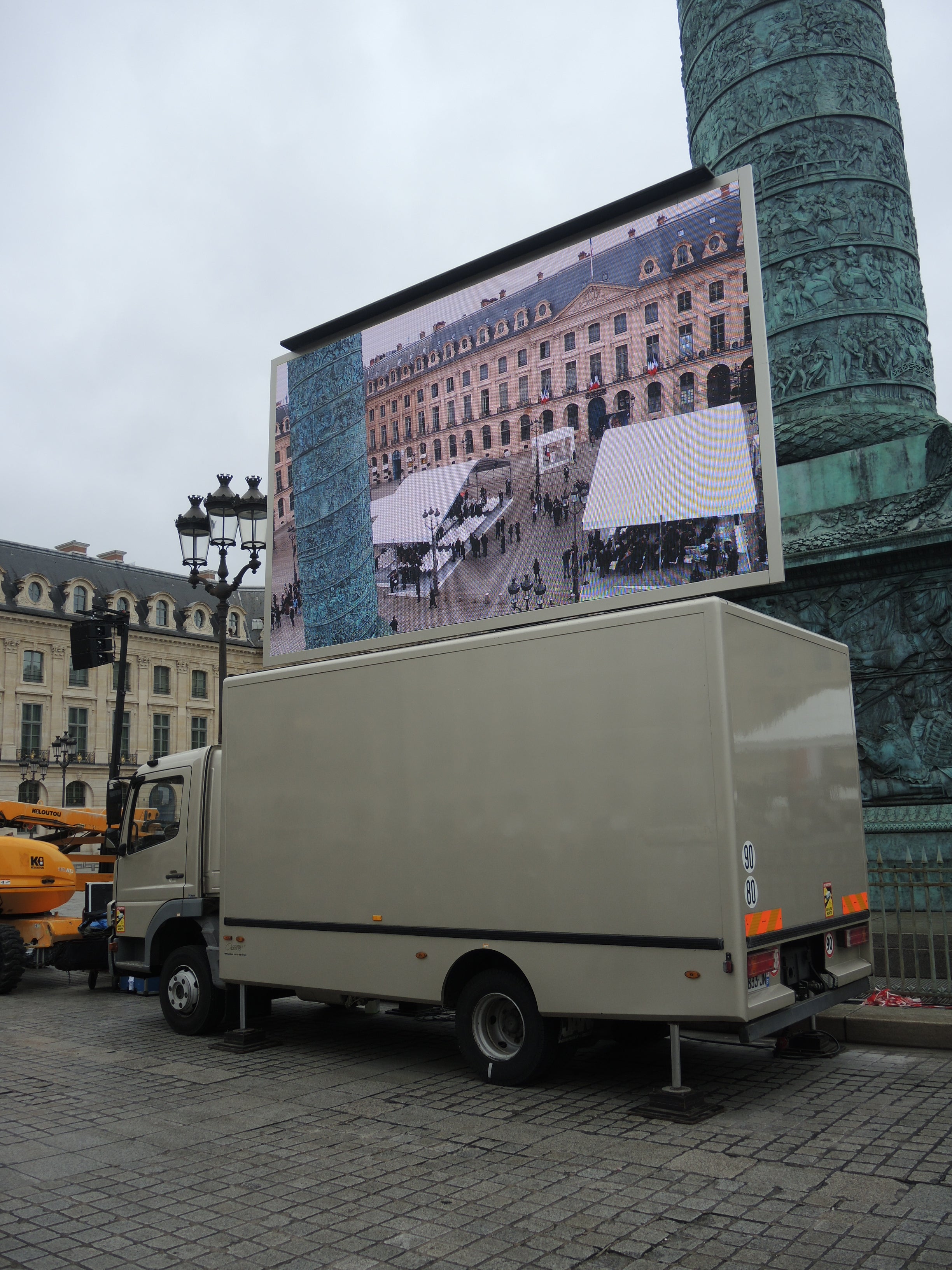 Écran LED sur camion et mât rotatif de 15m2 - LMC15 - 2 unités