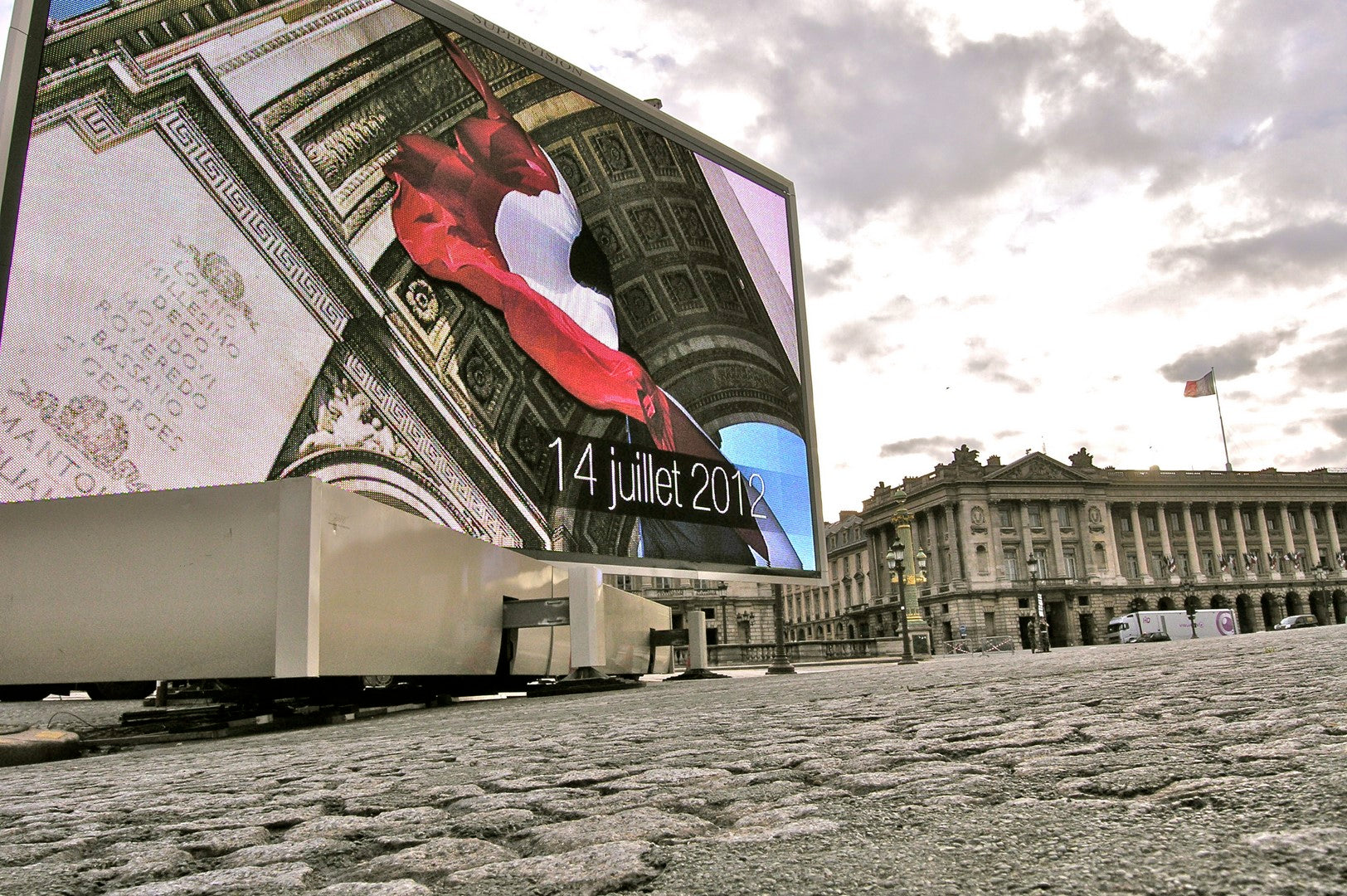 Écran LED sur remorque et mât rotatif de 84m² - LM84