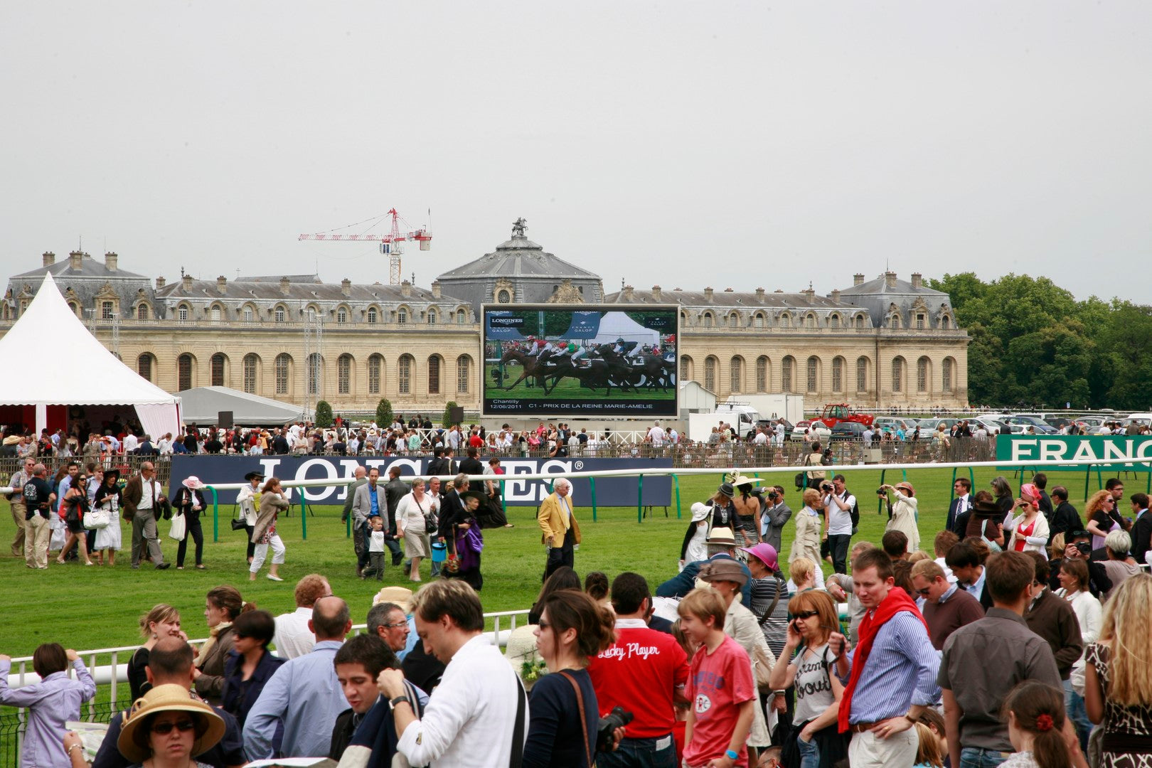 Écran LED sur remorque et mât rotatif de 84m² - LM84