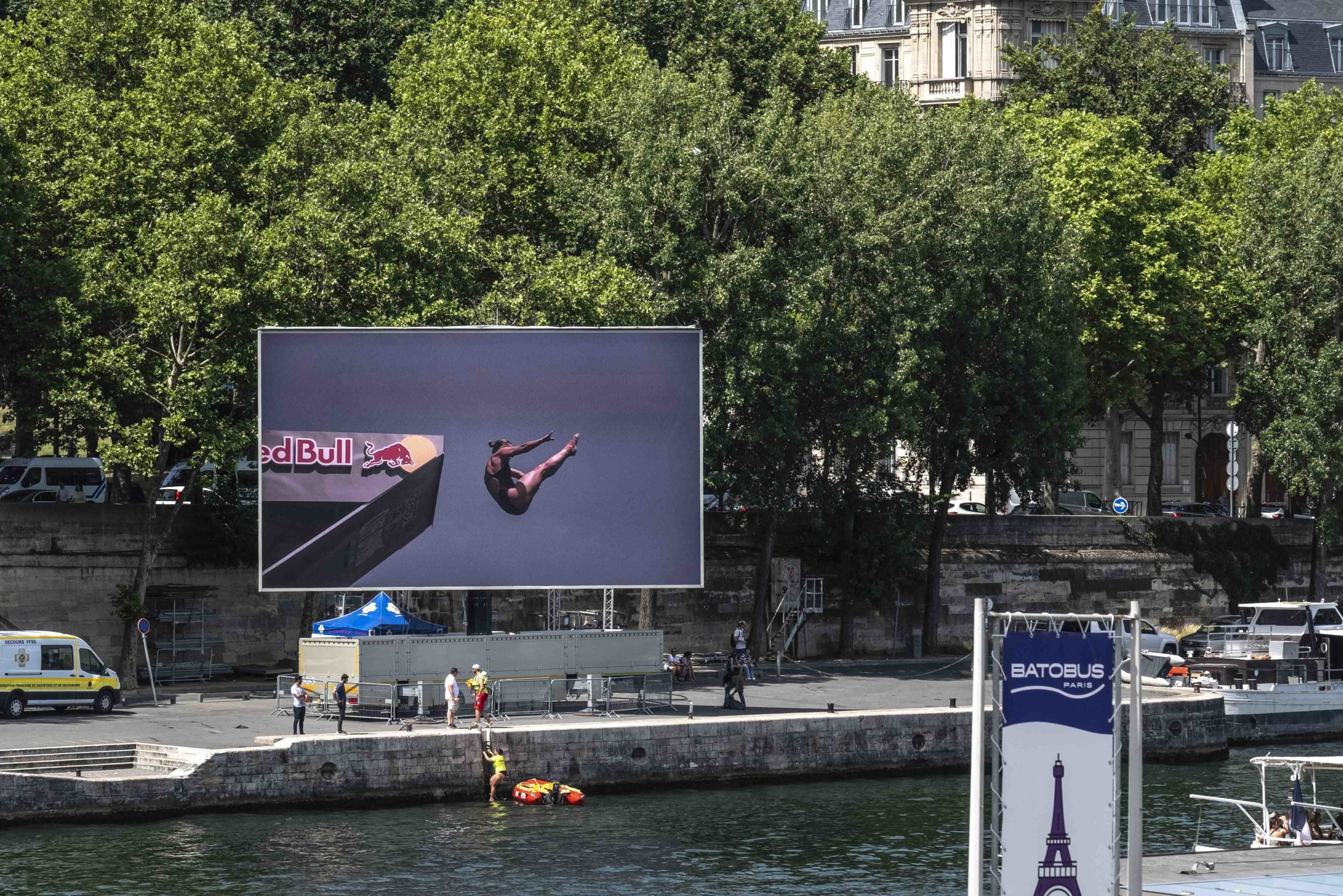 Écran LED sur remorque et mât rotatif de 103m² - LM103