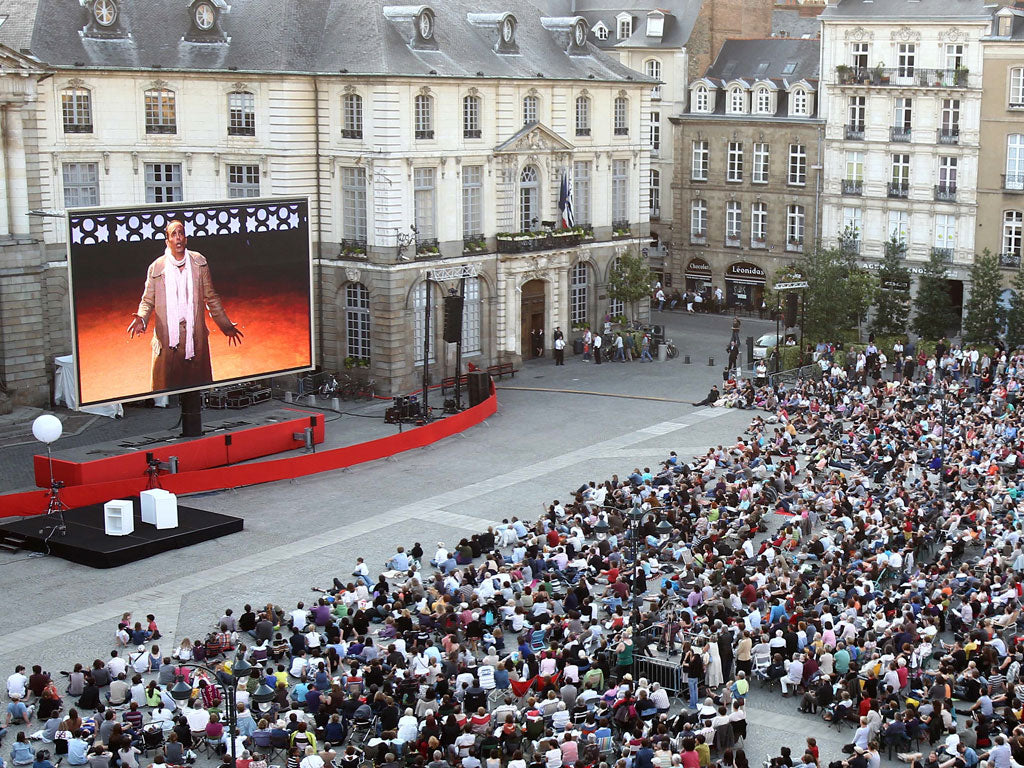 Écran LED sur remorque et mât rotatif de 84m² - LM84