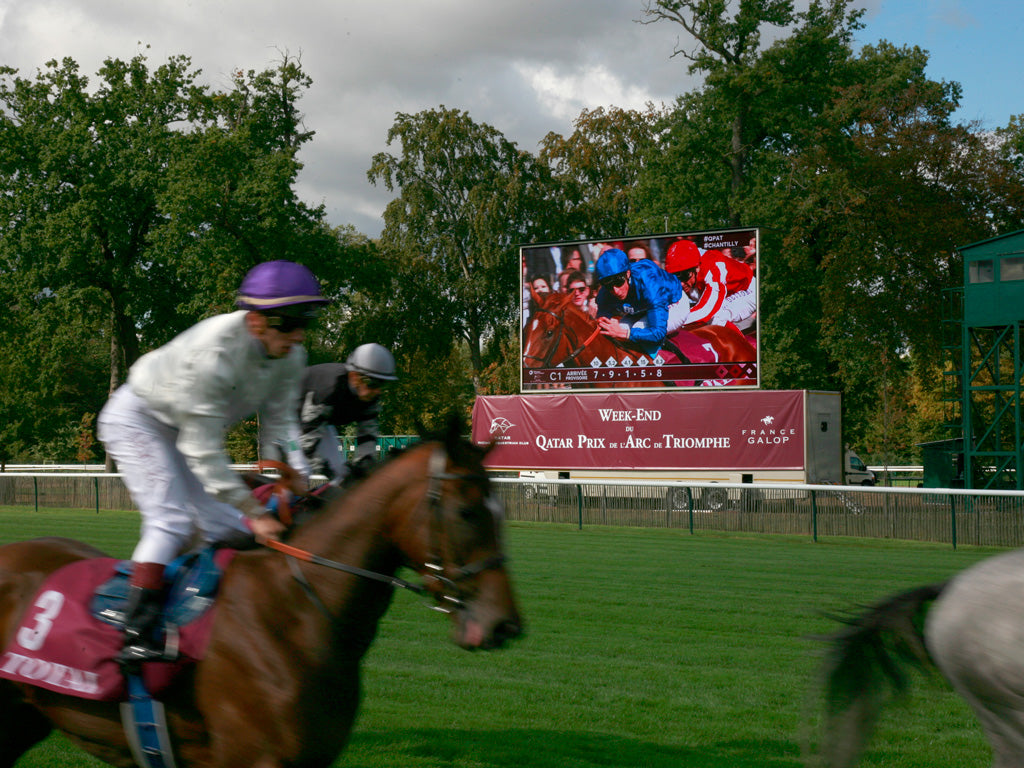 Écran LED sur conteneur et mât rotatif de 50m²- LMC50