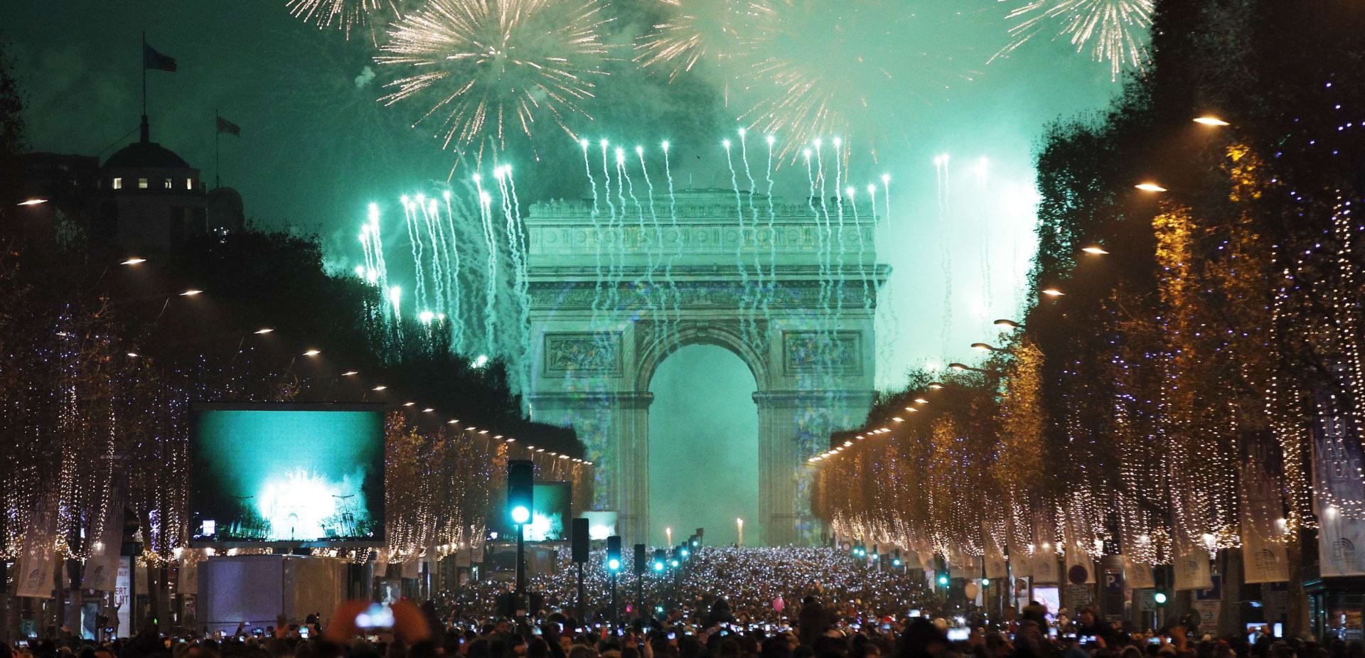 Giant Led Screens Supervision Champs Elysees Arc De Triomphe New